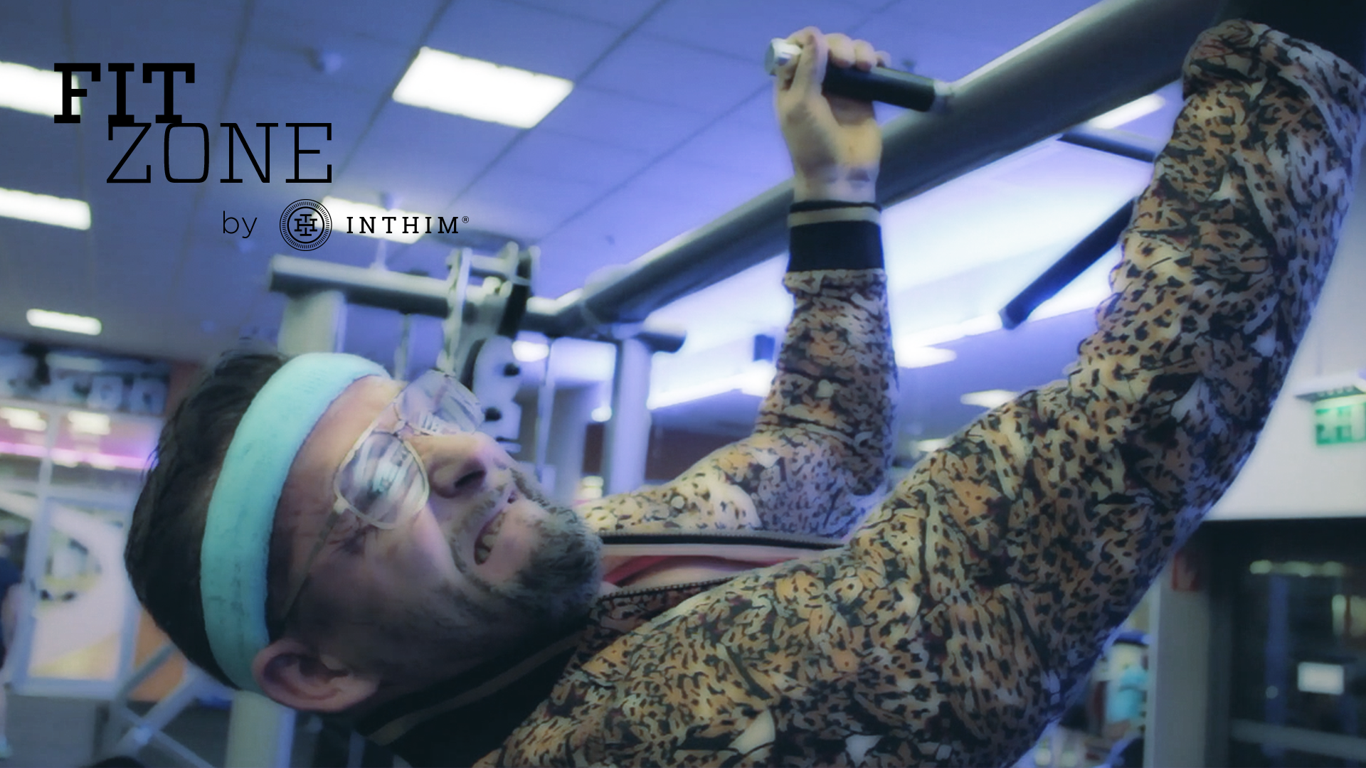 Nerd im Fitness